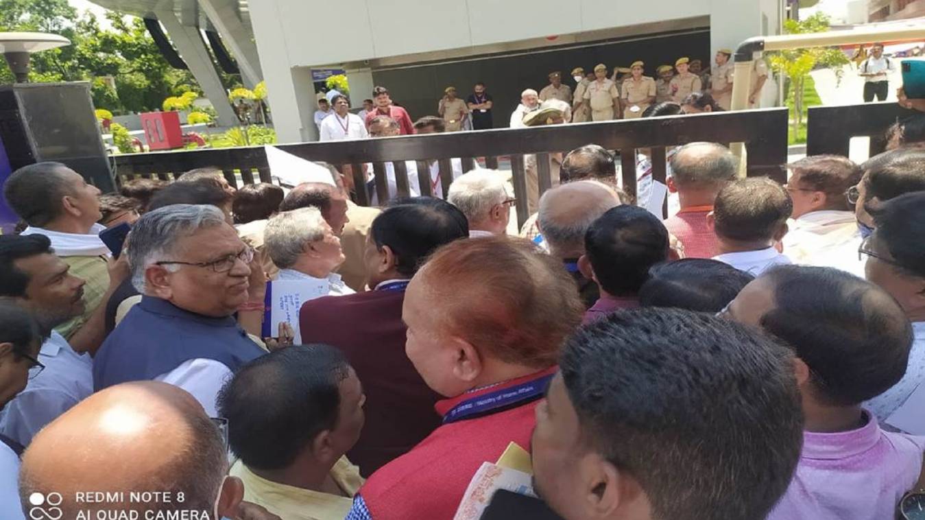 अखिल भारतीय शिक्षा समागम में आमंत्रित, कई कुलपतियों समेत शिक्षाविद को रुद्राक्ष सेंटर में जाने से रोका