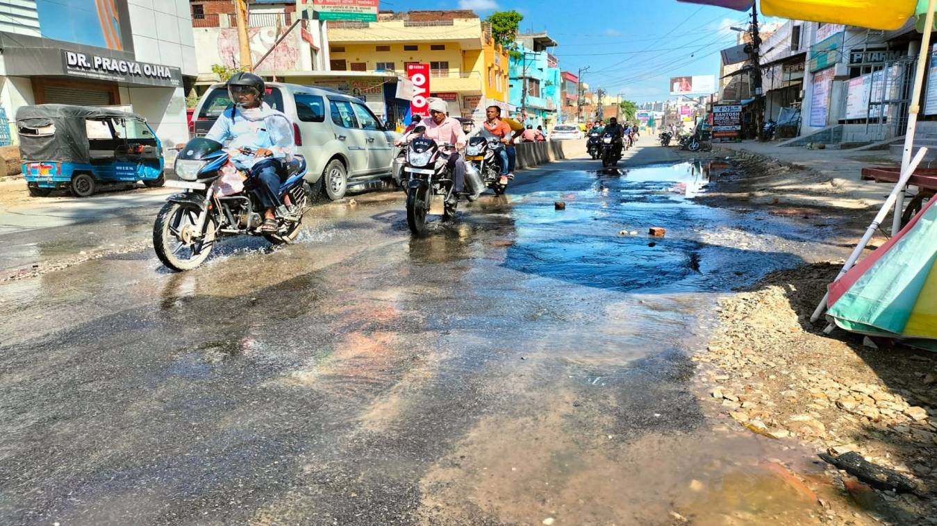 जलकल की मेहरबानी से सड़कों पर बह रहा पानी 