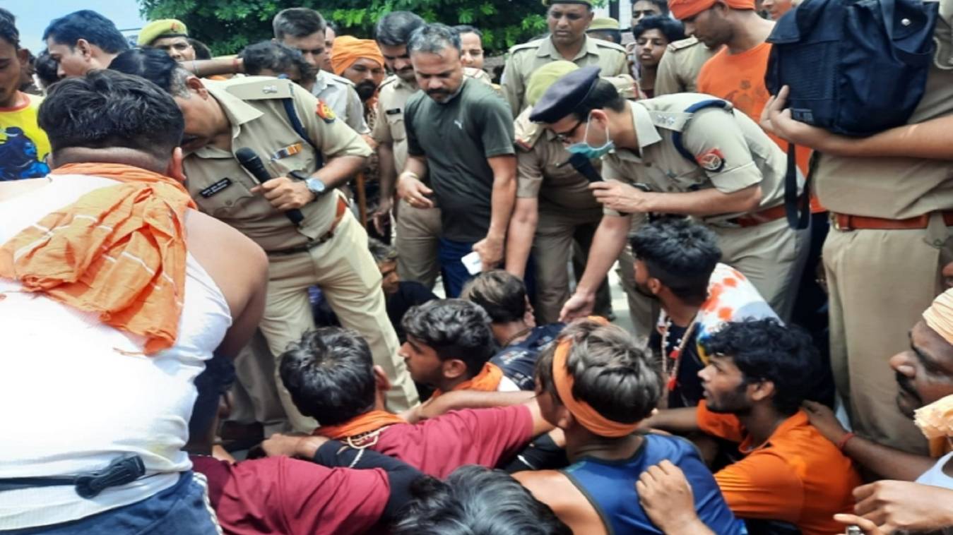 संप्रदाय विशेष के युवकों ने कांवड़ पर थूका, कांवड़ियों ने जाम किया हाईवे और पुलिस चौकी में की तोड़फोड़