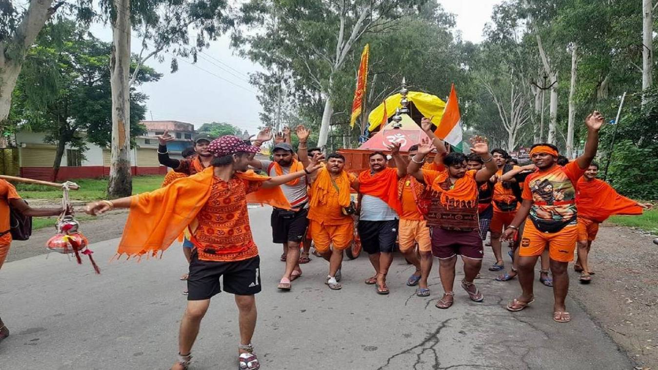  सीएम योगी आदित्यनाथ के निर्देश पर सावन में कांवड़ यात्रियों पर हेलीकॉप्टर से होगी पुष्प वर्षा