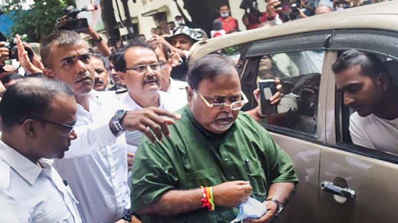 पूर्व मंत्री पार्थ चटर्जी पर महिला ने फेंकी चप्पल, बोली- ये जनता का धन लूट रहे