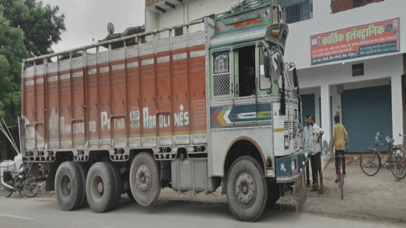 वाराणसी में ट्रक की चपेट में आने से छात्रा की मौत