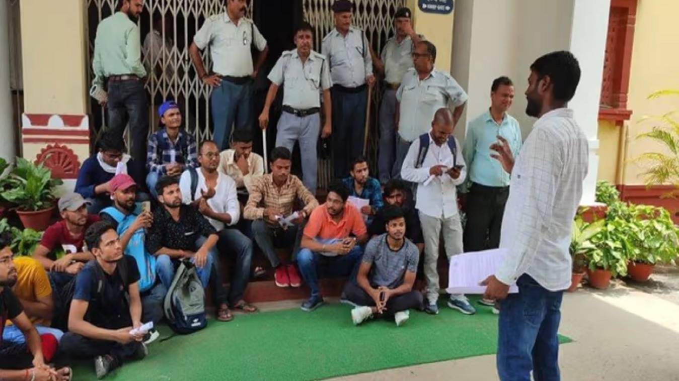  BHU के सेंट्रल ऑफिस पर पीजी के बाद पीएचडी में सीधे दाखिले के विरोध में उतरे छात्र