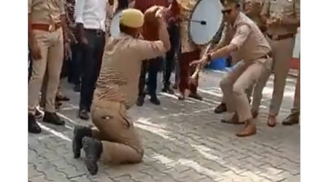 दरोगा ने बजाई बीन तो 'नागिन' बन गया सिपाही 