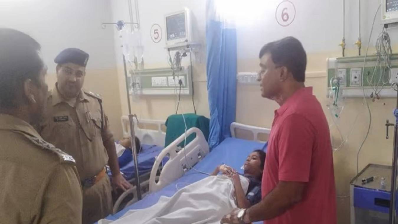  मातम में बदल गई जन्माष्टमी की खुशियां: भजन कीर्तन के दौरान माइक स्टैंड में करंट उतरने से बच्चे की मौत, तीन झुलसे  