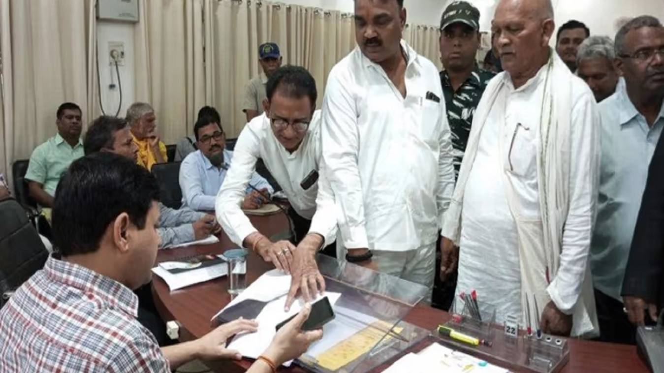 वाराणसी DM ने की जनसुनवाई, सरकारी तालाब से अवैध कब्जा नहीं हटवाने पर लेखपाल से मांगा जवाब 