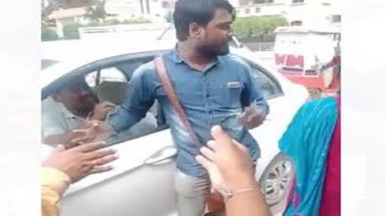 वाराणसी में टिकट जांच के दौरान बस परिचालक और निरीक्षक के बीच नोकझोंक, वीडियो वायरल