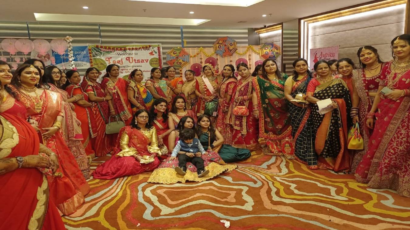 तीज उत्सव कार्यक्रम का रंगारंग आयोजन सम्पन्न , कलाकारों के परफॉर्मेंस से झूमे श्रोता और दर्शक