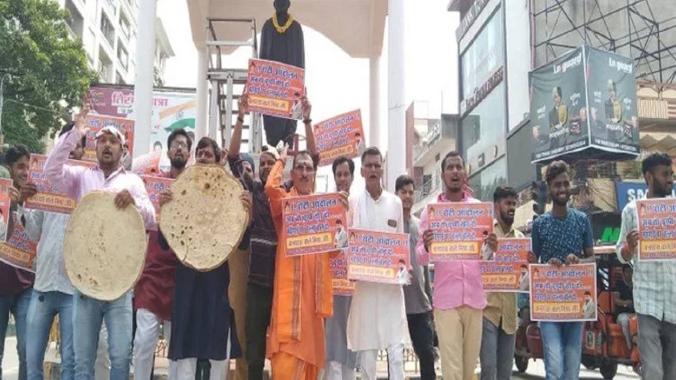 वाराणसी में बेतहाशा  महंगाई के खिलाफ ‘रोटी प्रदर्शन’,