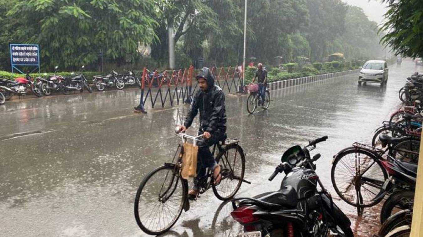 वाराणसी में गरज-चमक के साथ हो रही बारिश, उमस भरी गर्मी से मिली राहत