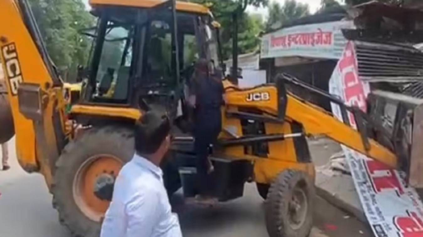 प्रदेश की राजधानी में सपा कार्यालय के पास गरजा बुलडोजर