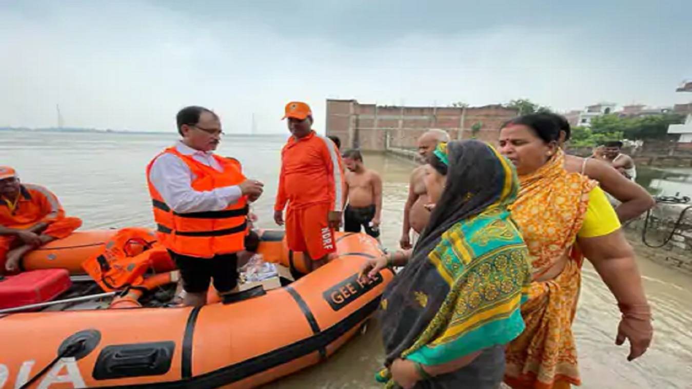 वाराणसी के बाढ़ प्रभावित इलाकों में अब डोर टू डोर मेडिकल दी जा रही है सुविधा 