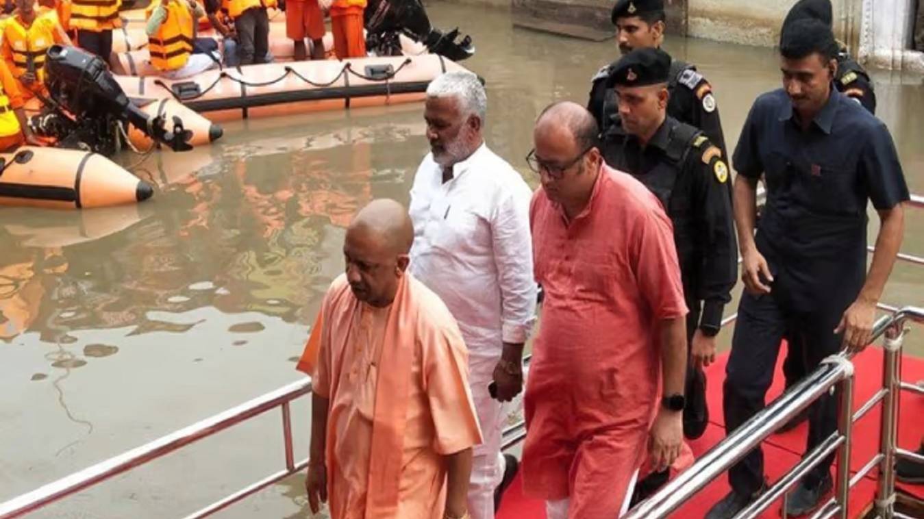 सीएम योगी ने कल बाढ़ प्रभावित इलाकों में किया दौरा: बांटी राहत सामग्री, बाबा दरबार में भी लगाई हाजिरी