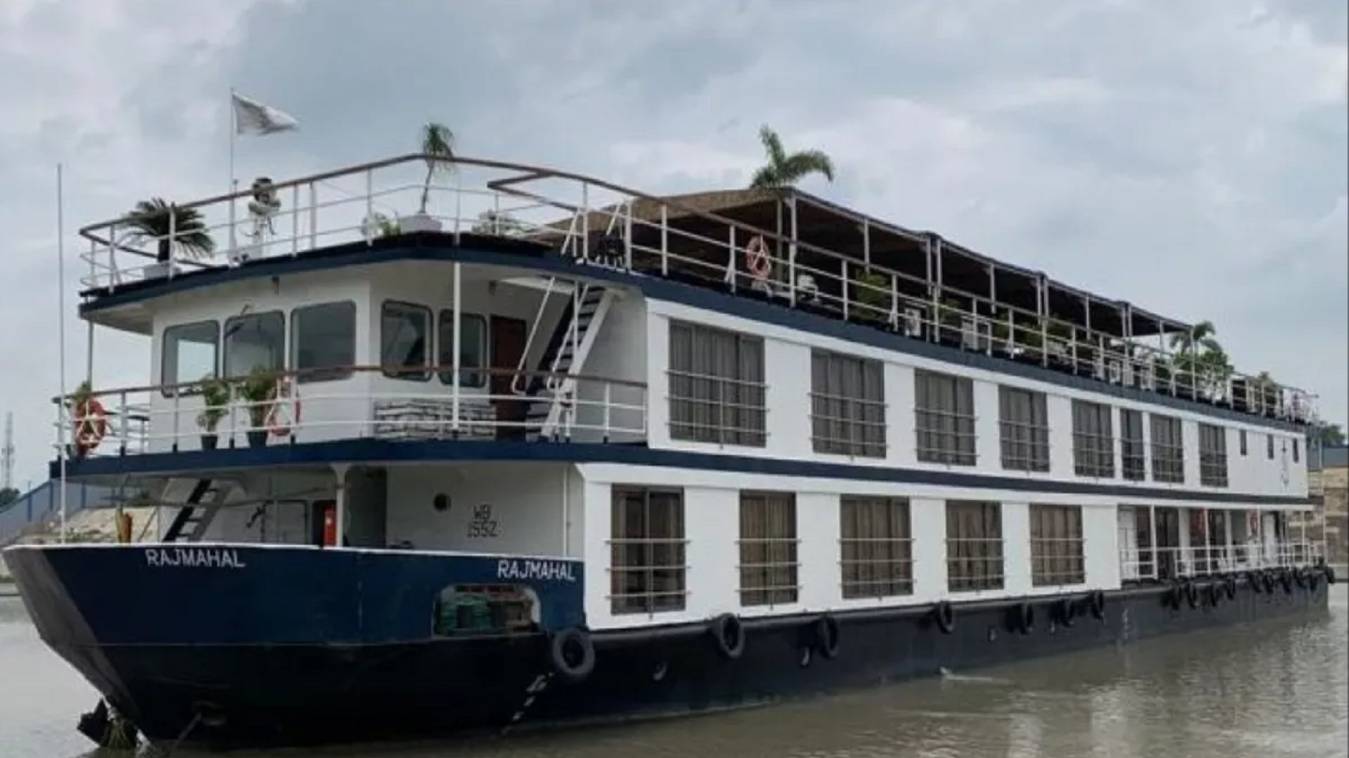 काशी पंहुचा राजमहल 