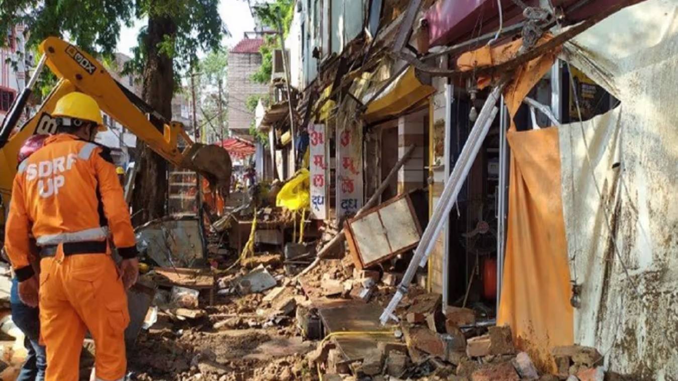 प्रयागराज में मकान का छज्जा गिरने से मचा हड़कंप, चार लोगों की मौत, कई की हालत नाजुक