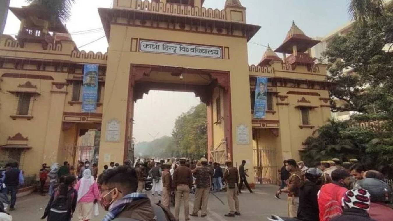 लंका थाने में 18 घंटे धरने पर बैठे रहे BHU के छात्र , तीन के खिलाफ FIR