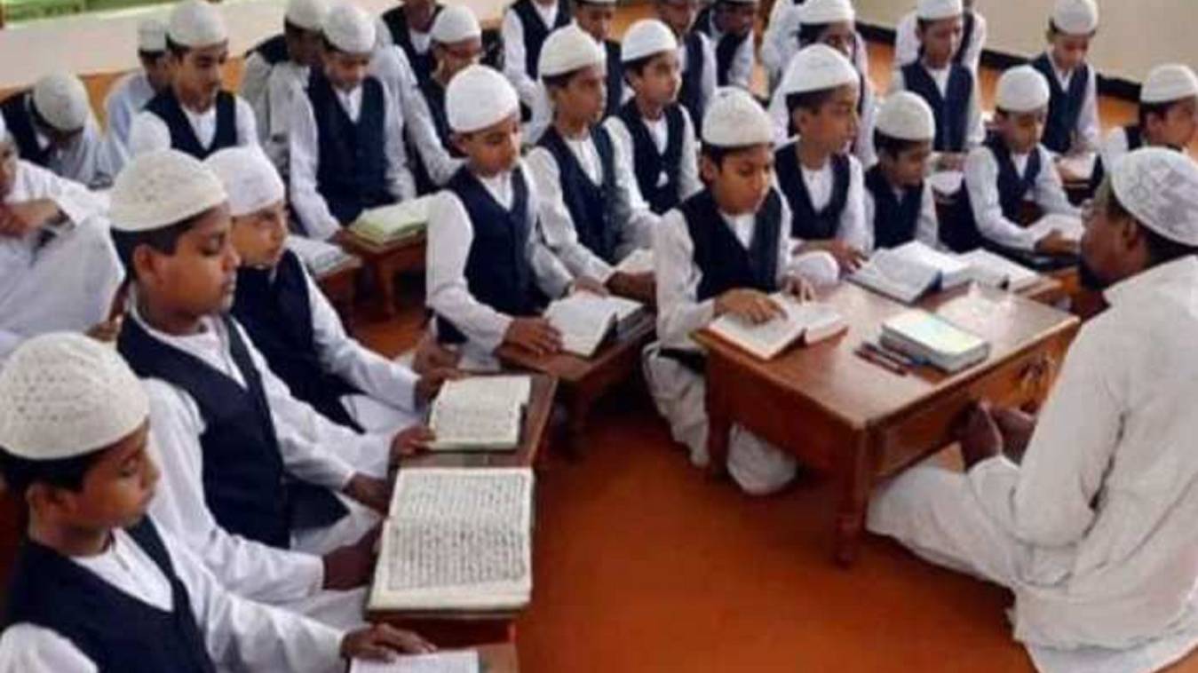 आज से वाराणसी में गैर मान्यता प्राप्त मदरसों का सर्वे शुरू, DMO ने जारी किया हेल्पलाइन नंबर