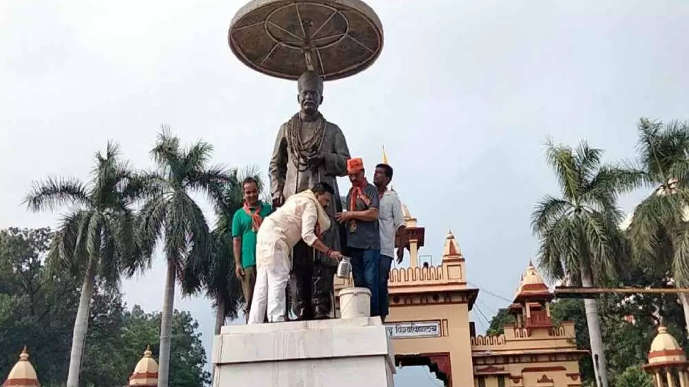बीजेपी नेताओं ने वाराणसी की सड़कों पर लगाया झाड़ू, की महापुरुषों के प्रतिमाओं की सफाई 