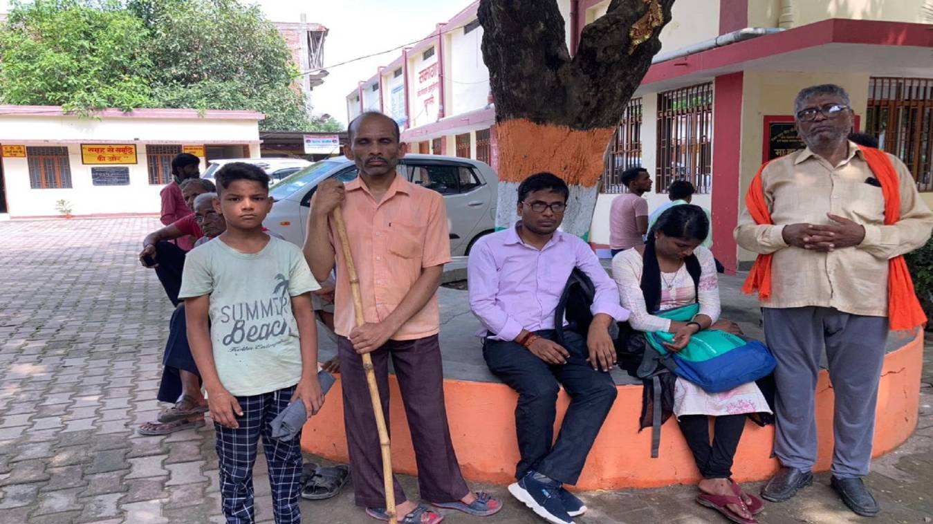 पीएम मोदी के क्षेत्र में दिव्यांगों की उपेक्षा, उपकरण वितरण को बुलाकर अफसर हुए नदारद