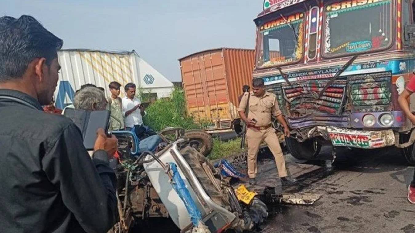 ललितपुर में ट्रक और ट्रैक्टर की टक्कर में चार की दर्दनाक मौत, आठ घायल