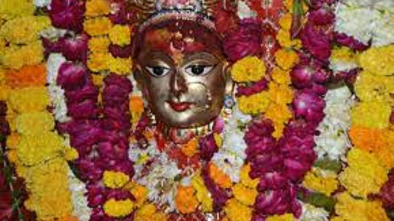 काशी में शारदीय नवरात्र के पहले दिन मां शैलपुत्री के दर्शन कर श्रद्धालु हुए निहाल, जयकारे से गूंजा धाम