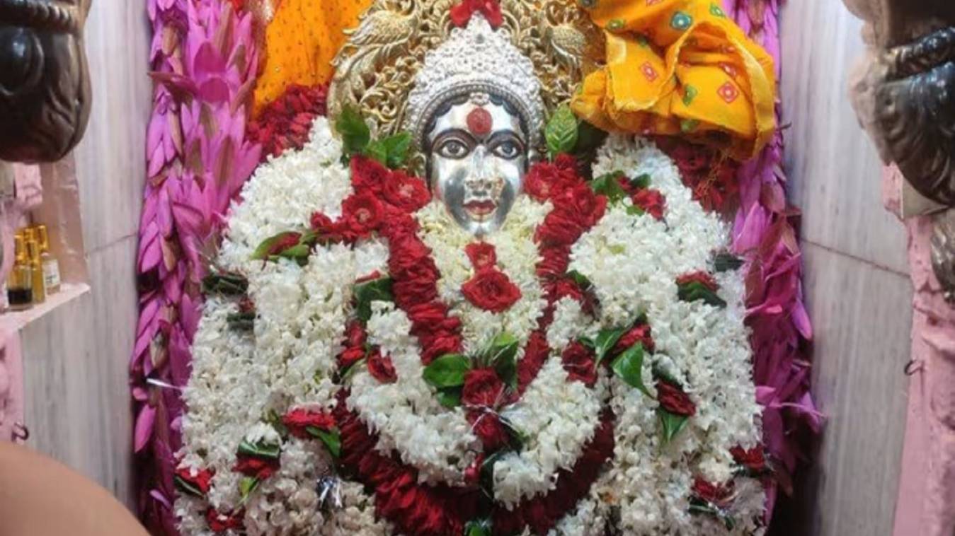 काशी में मां ब्रह्मचारिणी के दर्शन के लिए श्रद्धालुओं का उमड़ा सैलाब, भक्तों के जयकारे से गूंज उठा मंदिर परिसर 