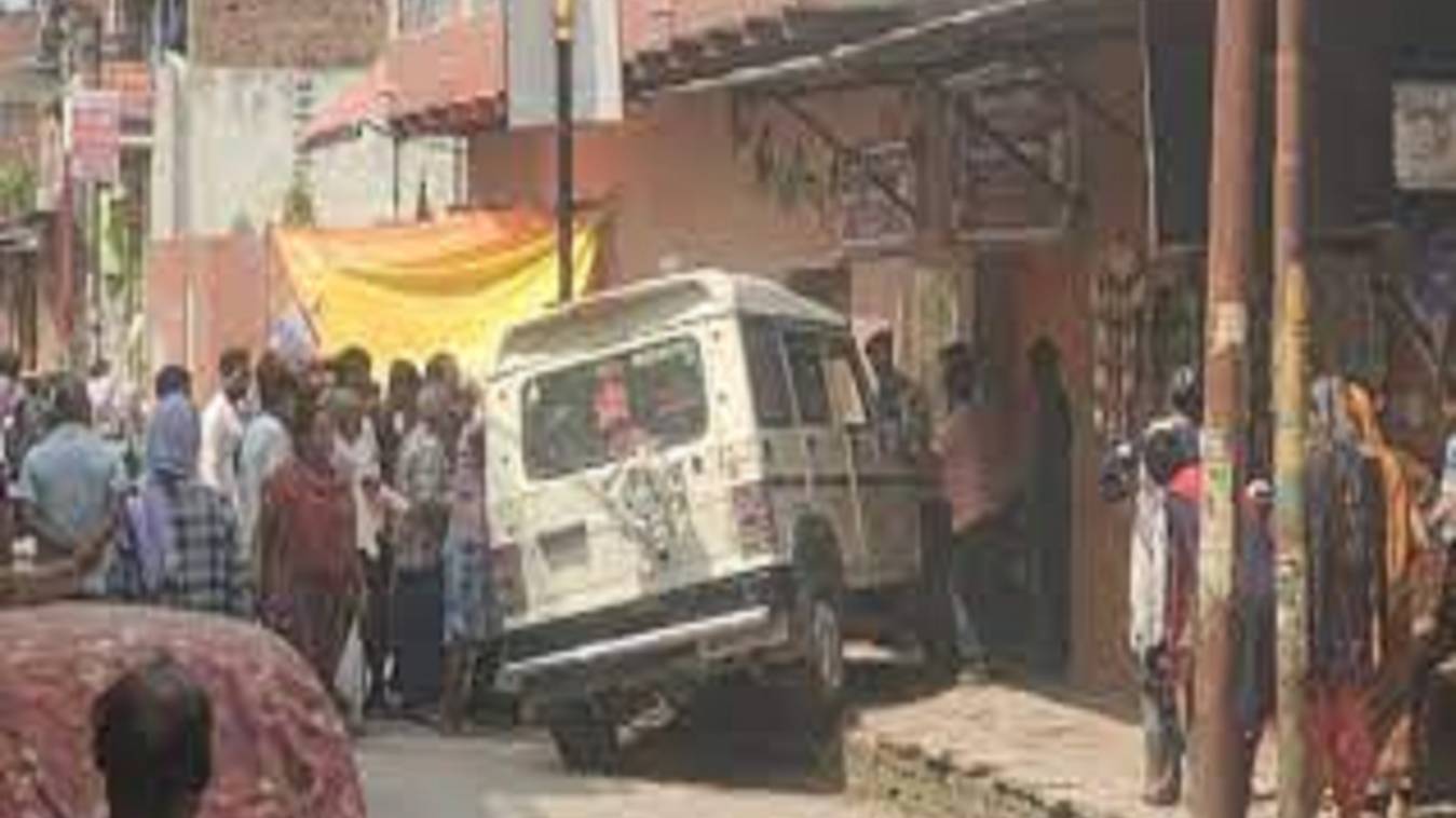 अनियंत्रित बोलेरो से बाल-बाल बचा किशोर 