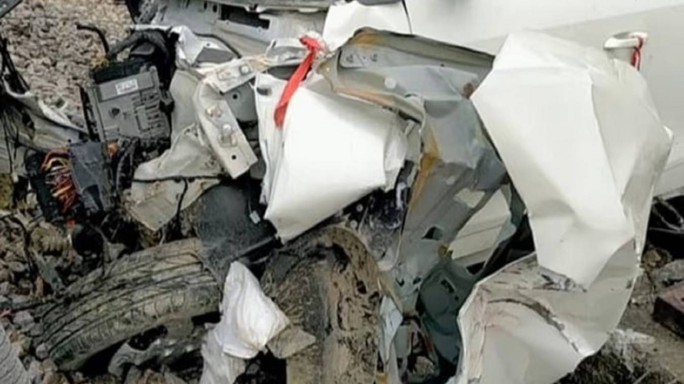 भदोही में यूपी सरकार नेमप्लेट की कार राजधानी एक्सप्रेस से टकराई, कार के परखच्‍चे उड़े