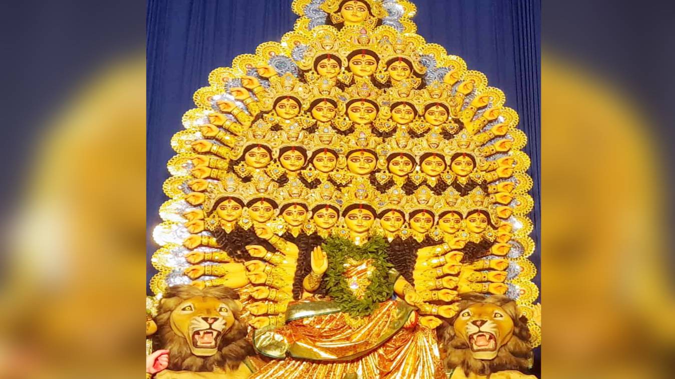 पूजा पंडाल में 25 मुख वाली मां दुर्गा विराजमान