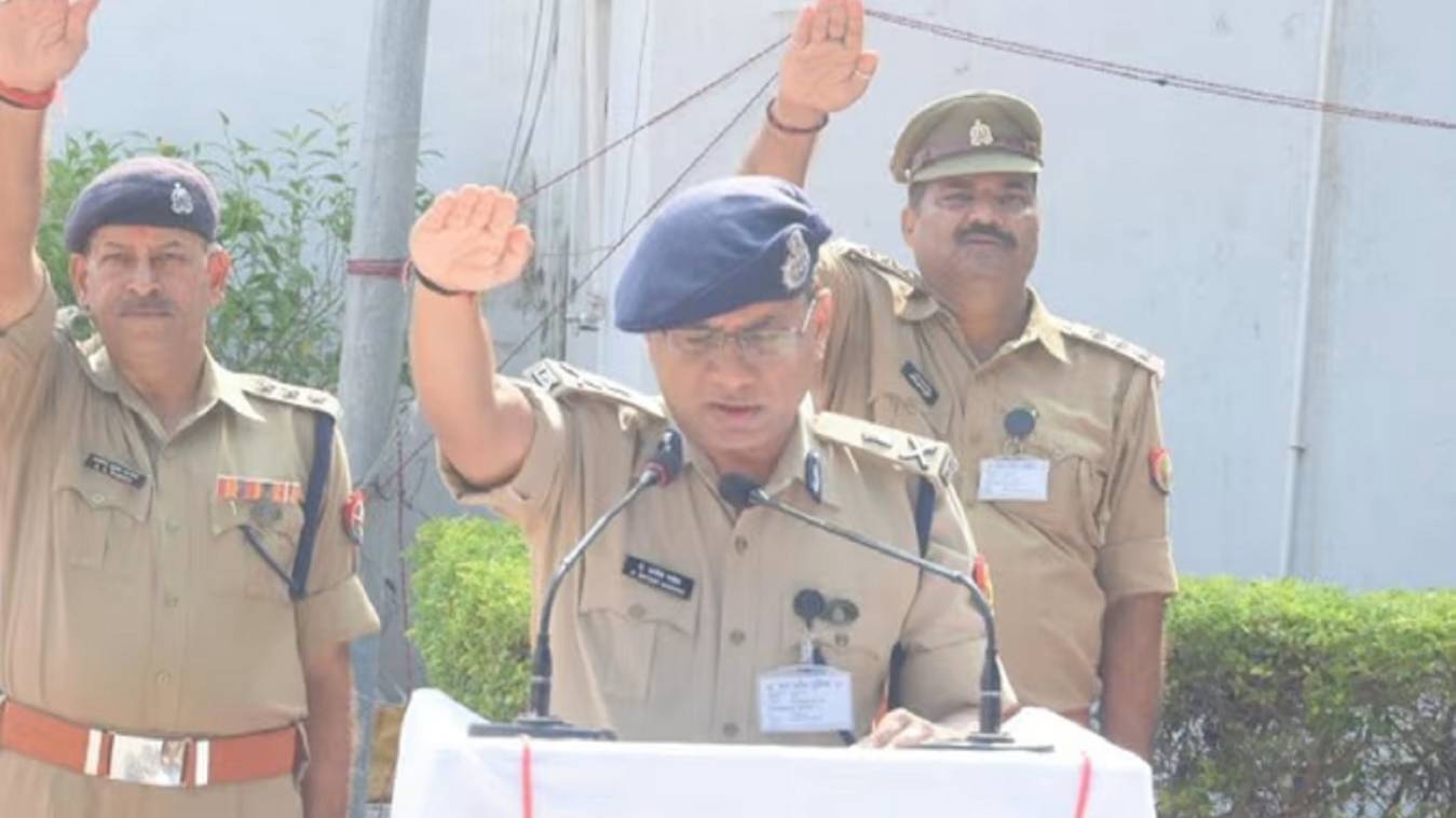 गांधी-शास्त्री जयंती पर पुलिसकर्मियों ने ली स्वच्छता अभियान की शपथ 