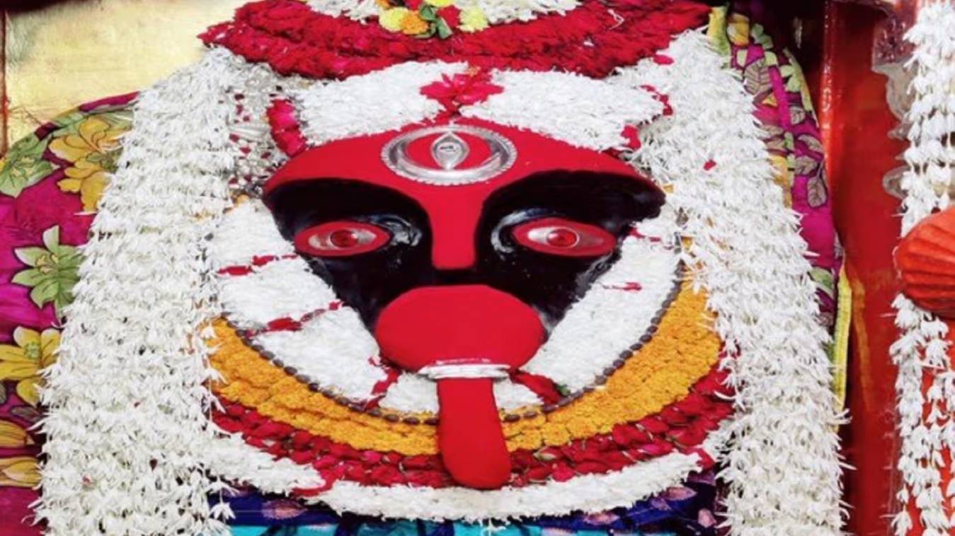 शारदीय नवरात्रि के सातवें दिन काशी में देवी कालरात्रि के दर्शन के लिए लगी श्रद्धालुओं की लाइन