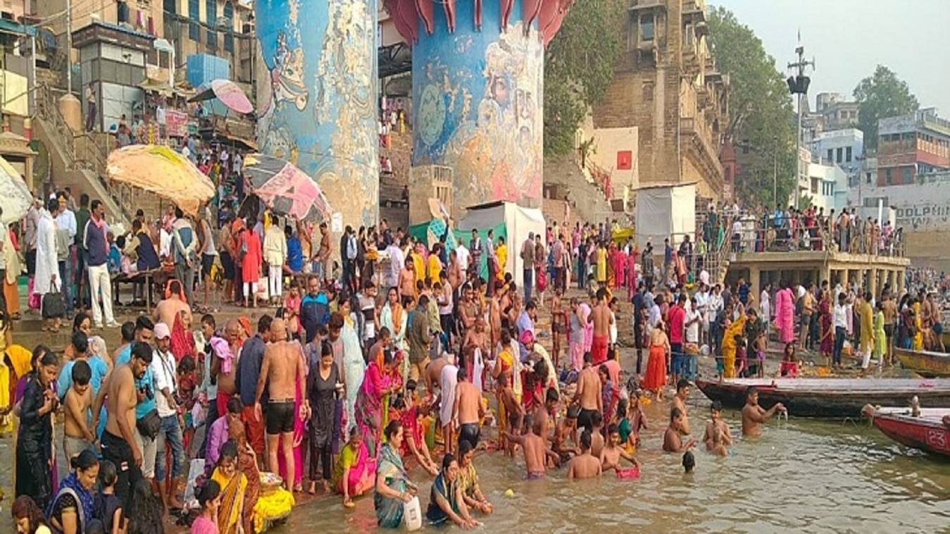 देवउठनी एकादशी आज: काशी में पुण्य की डुबकी के लिए उमड़े श्रद्धालु, जाने पूजा- विधि, सामग्री की पूरी लिस्ट