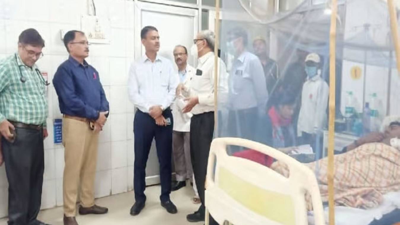 स्वास्थ्य केंद्रों पर भी भर्ती होंगे डेंगू के मरीज, DM ने लिया जायजा, स्वास्थ्स अधिकारियों को दी चेतावनी शिथिलता और लापरवाही न बरतें