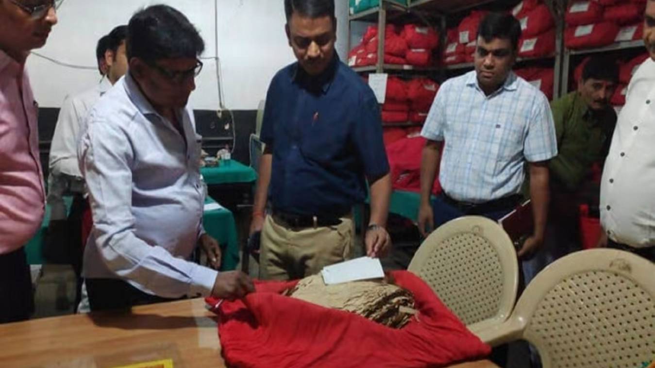 DM ने कलेक्ट्रेट कार्यालय का किया निरीक्षण, पेशकार समेत सात कर्मचारियों के अनुपस्थित मिलने पर जिलाधिकारी ने की कार्रवाई