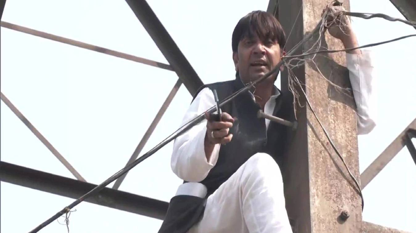 MCD चुनाव में टिकट न मिलने पर बिजली के टावर पर AAP नेता का 'हाईवोल्टेज' ड्रामा