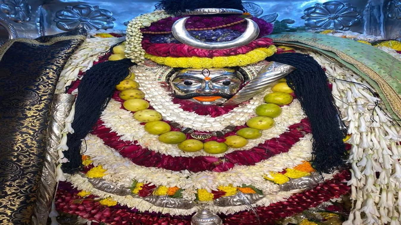 आज काशी के कोतवाल का जन्मोत्सव पर हुआ है भव्य श्रृंगार, मंदिर में दर्शन-पूजन के लिए उमड़े श्रद्धालु