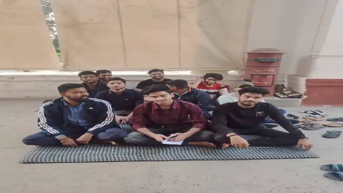 BHU में छात्रों का धरना प्रदर्शन, निलंबित छात्र बोले- नियमों की अनदेखी कर एग्जाम से किया बाहर; 2 साथी ठंड से बीमार