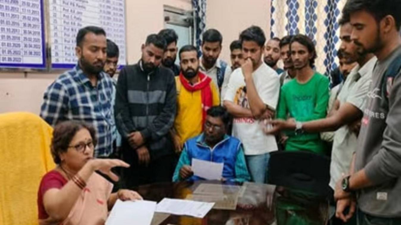 BHU में  परीक्षा फार्म पोर्टल बंद होने और प्रवेश पत्र न मिलने के विरोध में छात्रों ने किया प्रदर्शन