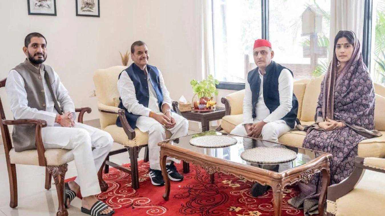 मैनपुरी उपचुनाव से पहले शिवपाल से मिलने पहुंचे अखिलेश और डिंपल