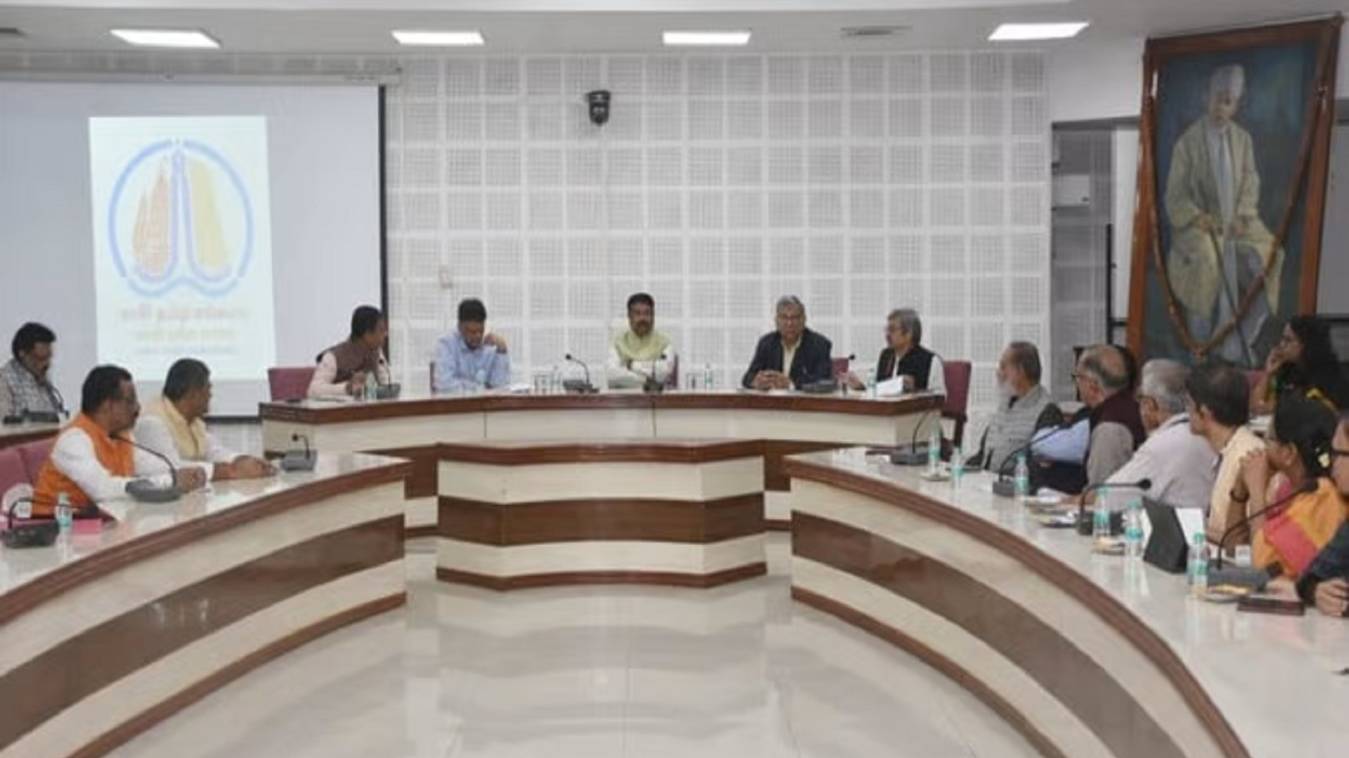 पीएम मोदी के आगमन से पहले केंद्रीय मंत्री धर्मेंद्र प्रधान ने की तैयारियों की समीक्षा, बीएचयू स्थित सभागार की बैठक 