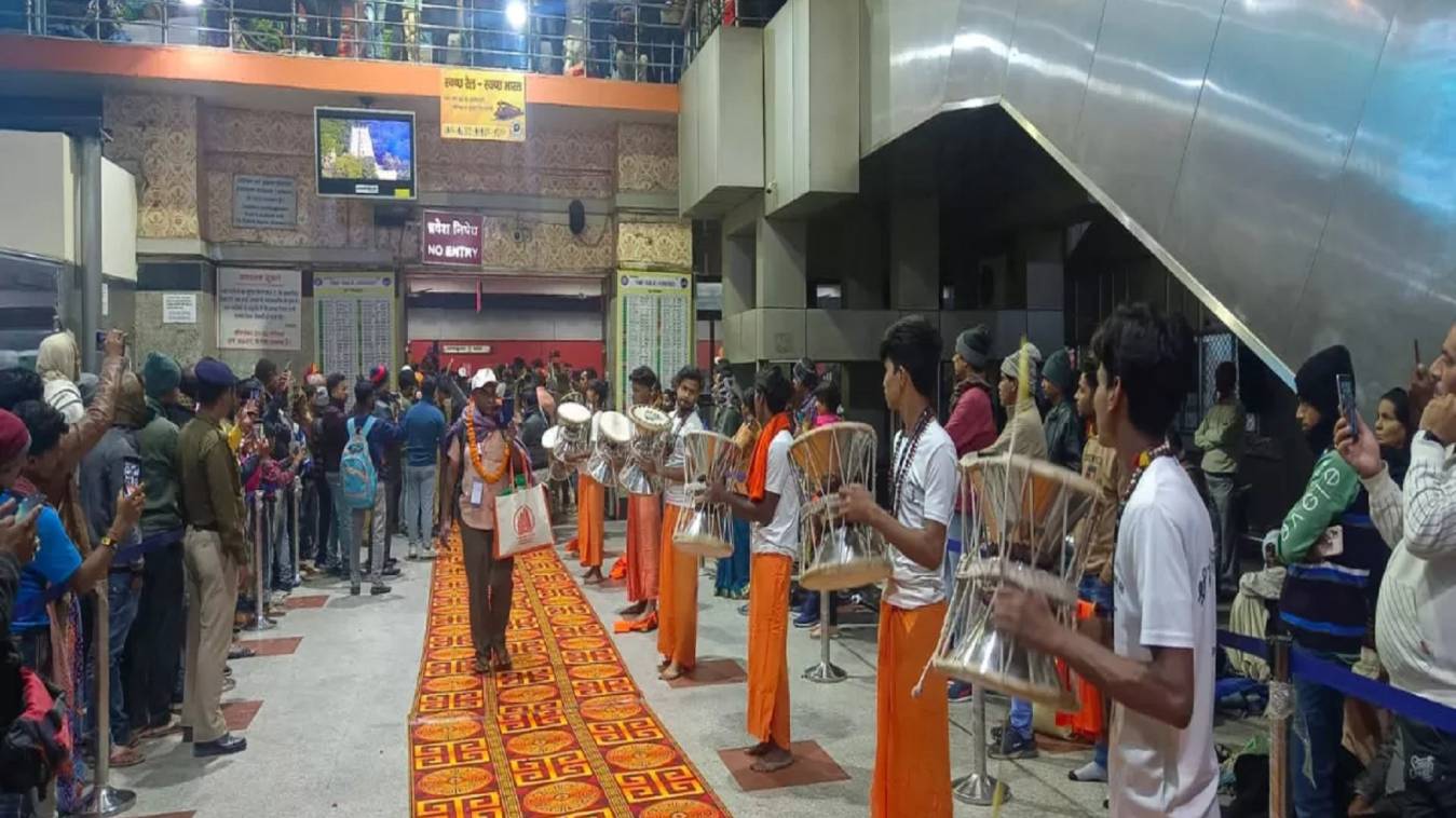 काशी-तमिल संगमम में बनारस पहुंचा दूसरा दल, कैंट स्टेशन पर रेड कारपेट पर एंट्री, डमरू-ढोलक के साथ हुआ स्वागत