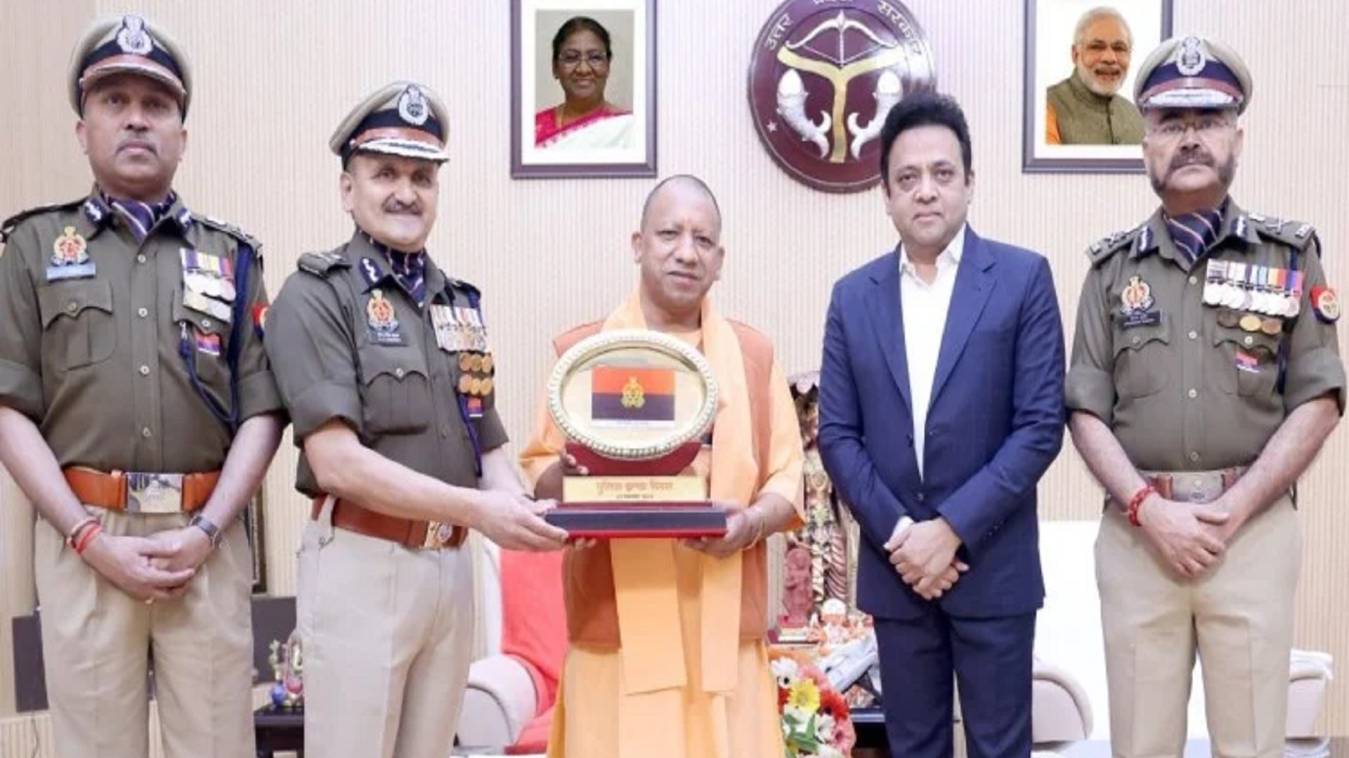 पुलिस झंडा दिवस पर DGP ने CM योगी को लगाया फ्लैग पिन