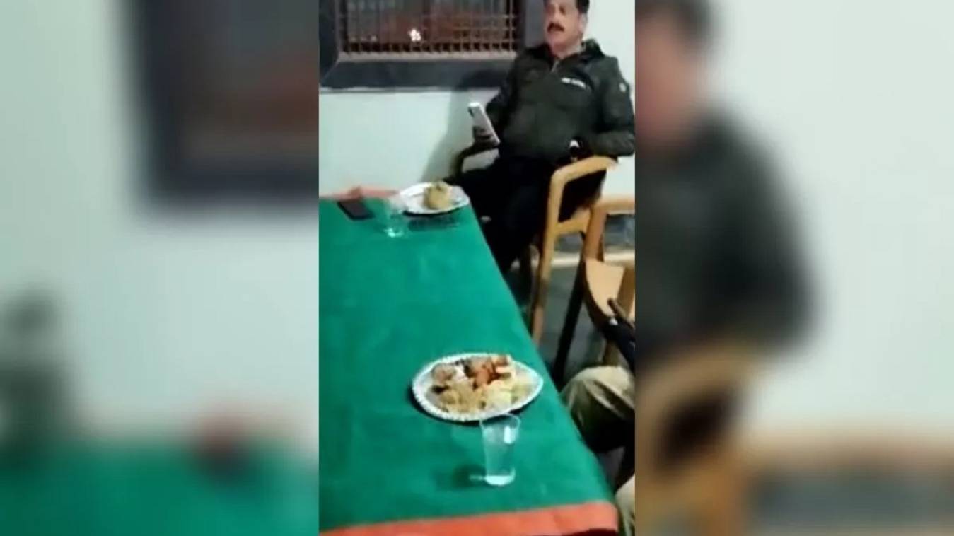वाराणसी: आरोपित के घर दावत उड़ाते मिले थानाध्यक्ष, वीडियो वायरल होने के बाद दी यह सफाई