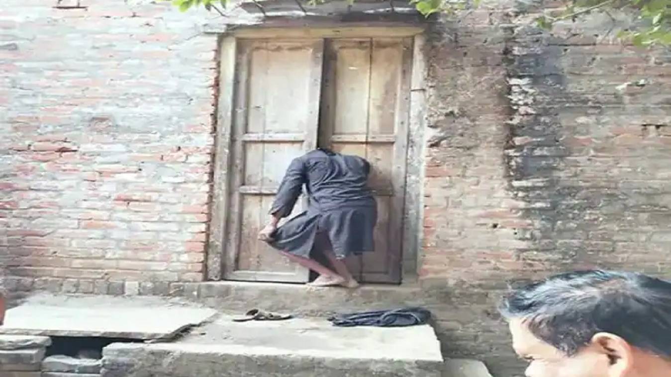 चोरी के लिए घुसे चोर की दरवाजे में फंस कर मौत