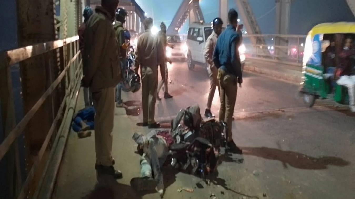 varanasi:राजघाट पुल पर कार और मोपेड में जोरदार टक्कर, एक की मौत, दूसरा घायल 