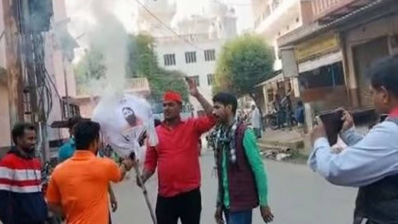 varanasi : महिलाओं पर अमर्यादित टिप्पणी पर सपा ने पतंजलि उत्पादों संग फूंका योग गुरु का पुतला