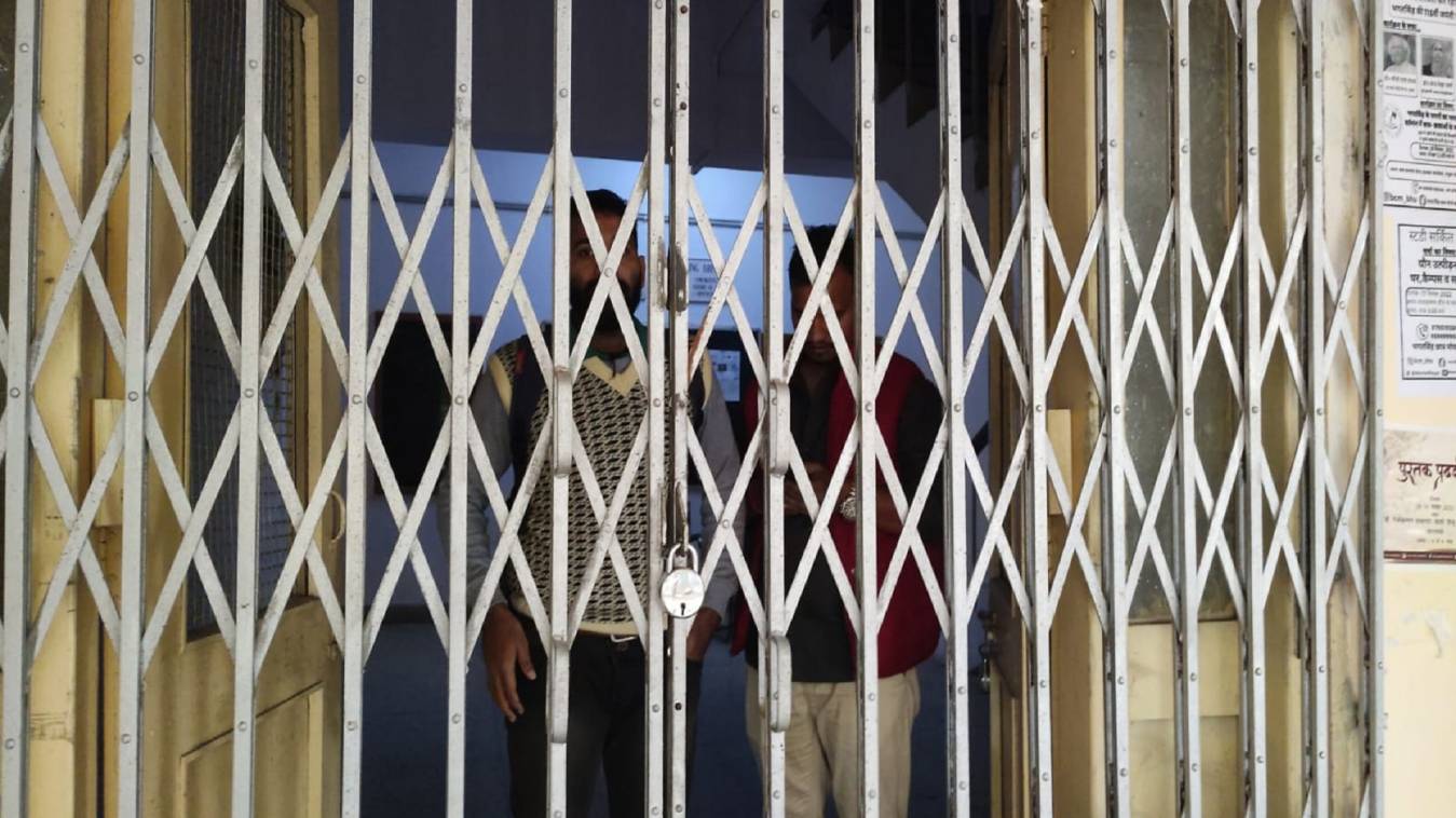 BHU के हिंदी विभाग में पूर्व छात्रों ने जड़ा ताला: पीएचडी प्रवेश प्रक्रिया में धांधली का आरोप, चार महीने बाद भी नहीं आई रिपोर्ट 