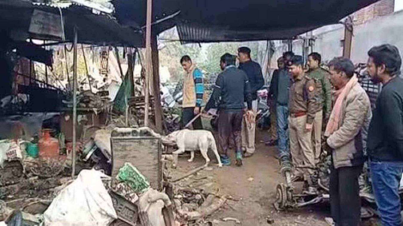 कबाड़ कारोबारी का शव बेल्ट के सहारे लटकता मिला, हत्या की आशंका 