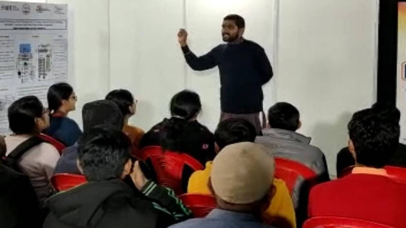 काशी तमिल संगमम में शिक्षक की भूमिका निभा रहे हरिशंकर