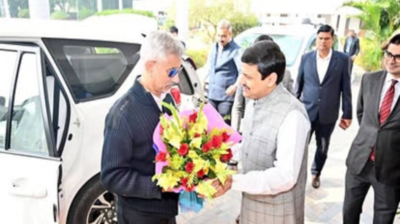 वाराणसी पहुंचे विदेश मंत्री, अफसरों ने की अगवानी 